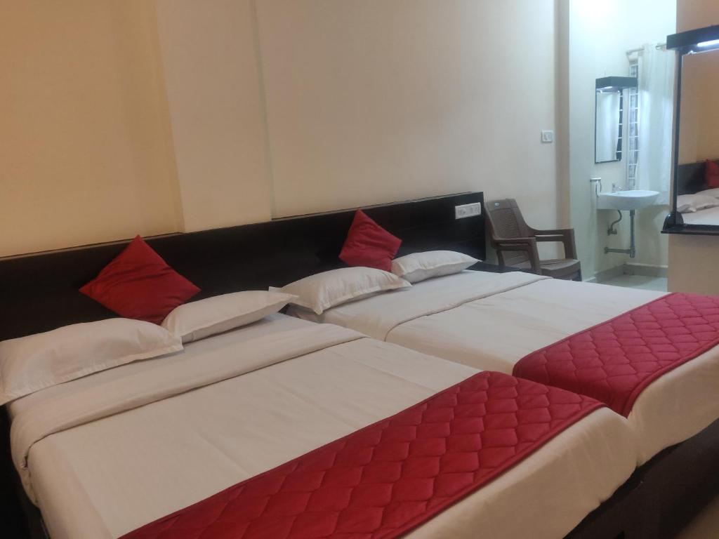 Postel nebo postele na pokoji v ubytování SRI VIGNESH RESIDENCY