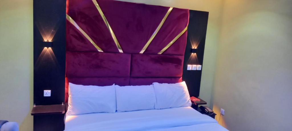 Postel nebo postele na pokoji v ubytování Pecos Place Hotel & Suite
