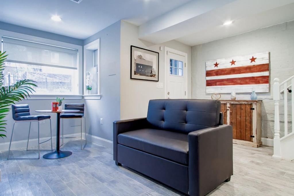 a waiting room with a chair and a table at Central DC Flat Sleeps 3 Convention Center in Washington, D.C.