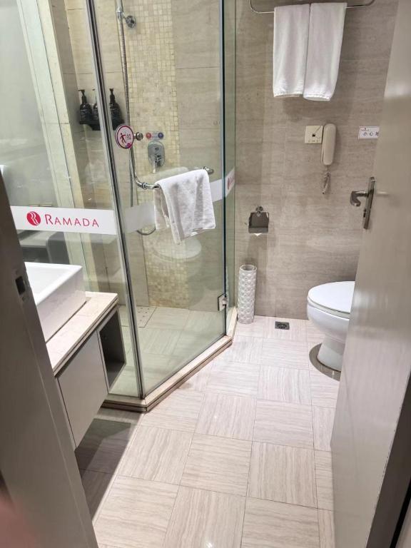 Koupelna v ubytování Ramada Shenzhen Baoan