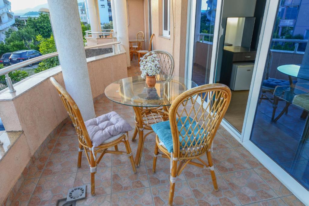 Balkón nebo terasa v ubytování Rexha Apartments
