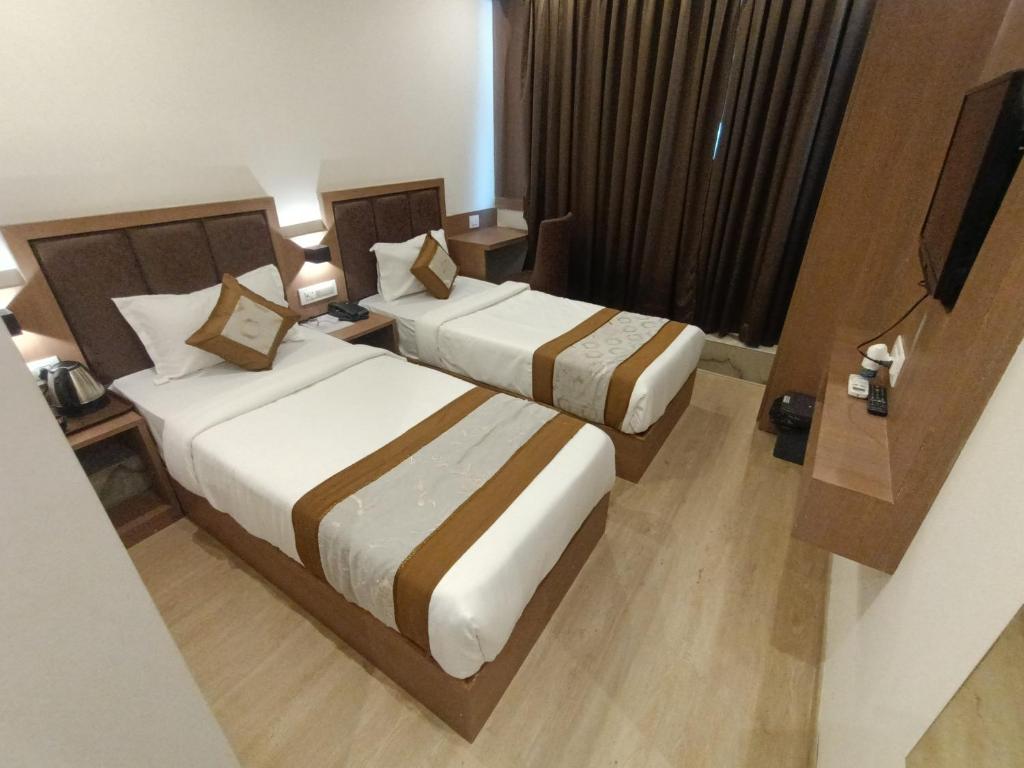 Postel nebo postele na pokoji v ubytování Hotel Beverly Palace Santacruz - Near BKC - Mumbai Airport T1