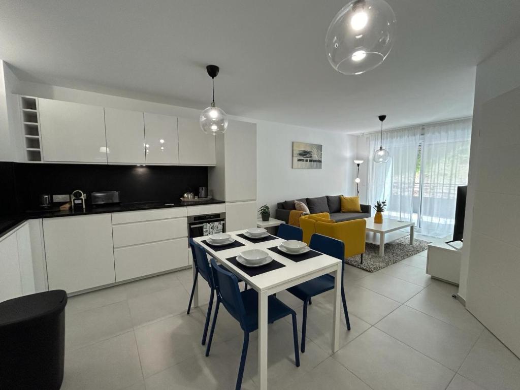 une cuisine et un salon avec une table et des chaises dans l'établissement Fabron Hills, à Nice