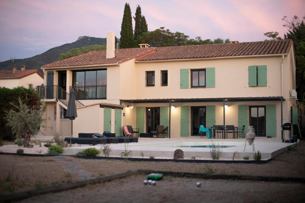 une maison avec une piscine devant dans l'établissement O Cabanon - Superbe Villa rénovée avec piscine privée, à Laroque-des-Albères