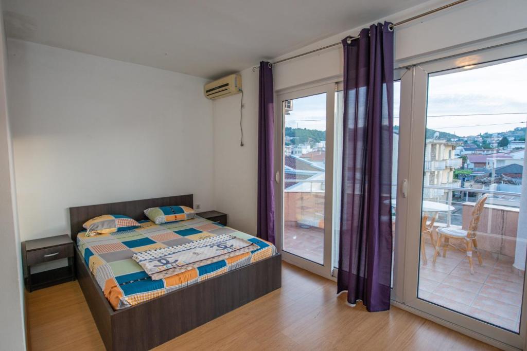 Postel nebo postele na pokoji v ubytování Rexha Apartments