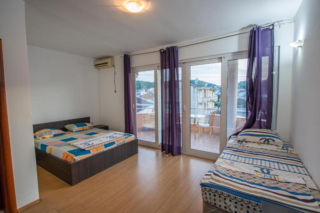 Postel nebo postele na pokoji v ubytování Rexha Apartments