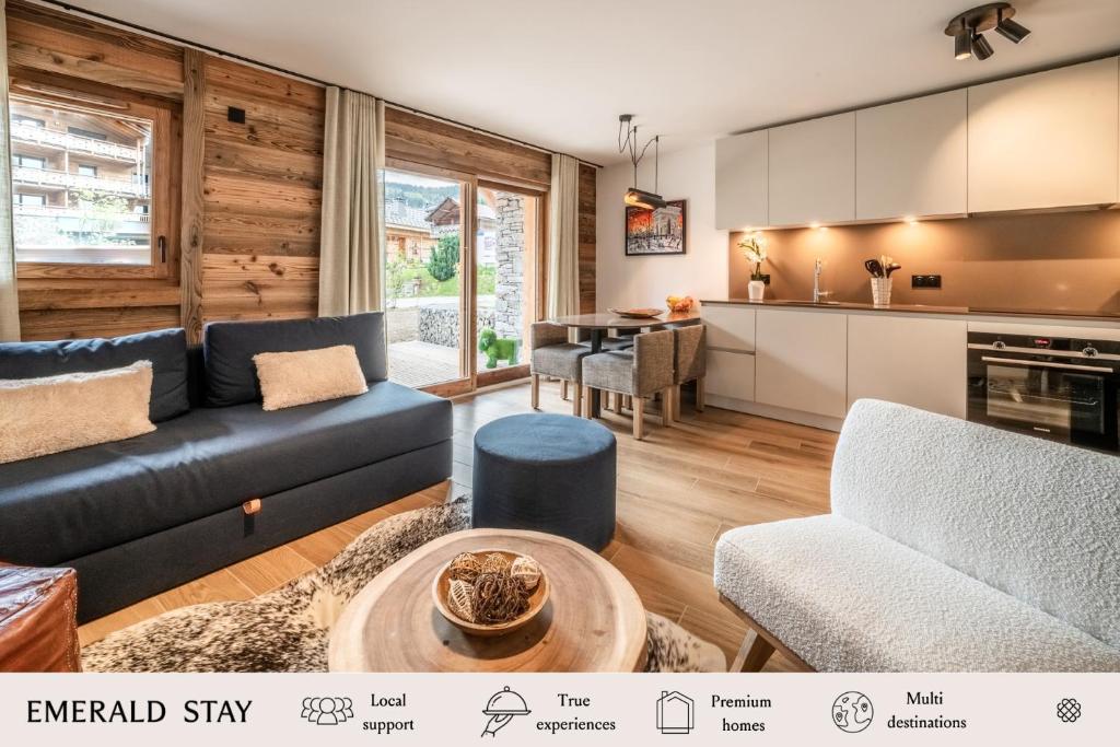 un salon avec un canapé et une table dans l'établissement Apartment Aldea Les Gets - by EMERALD STAY, aux Gets