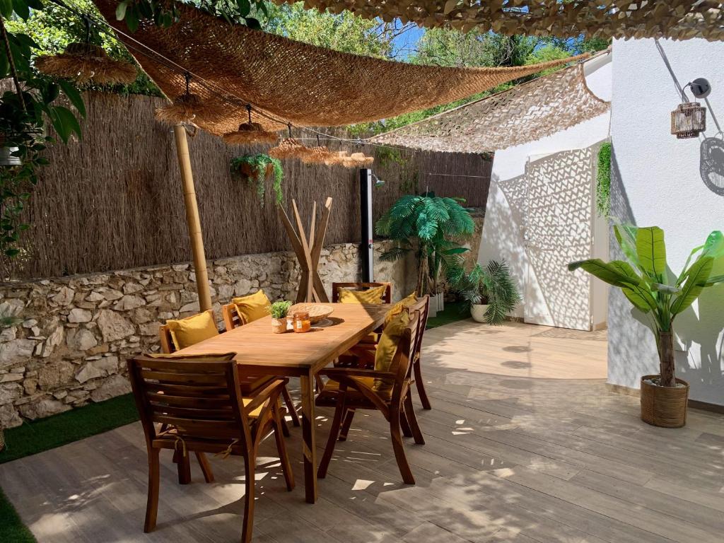 Patio alebo iná vonkajšia časť ubytovania Maisonnette avec terrasse et jardin-Parking privé-9mn des plages à pied