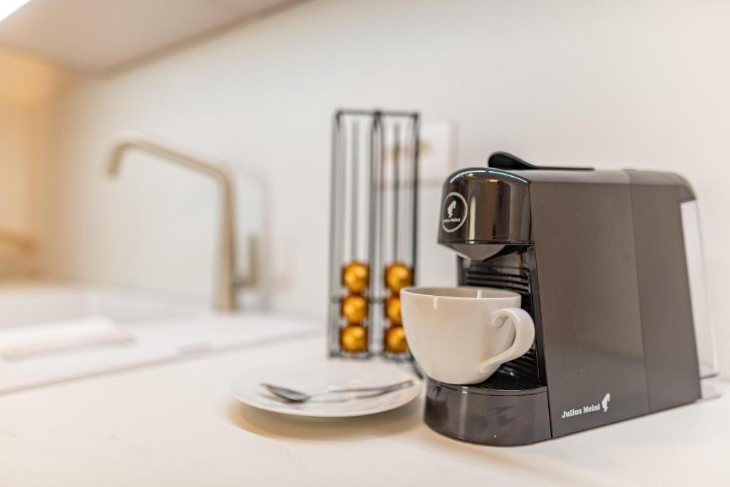 Příslušenství pro přípravu čaje a kávy v ubytování Rooms & Apartments Niko