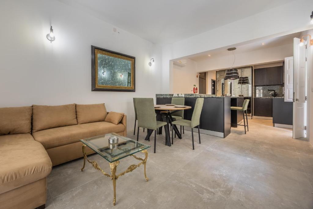 Foto dalla galleria di Traditional 2BR Stylish Townhouse with Maltese Balcony - Close to Triton Fountain Valletta, Sliema & Saint Julians a La Valletta