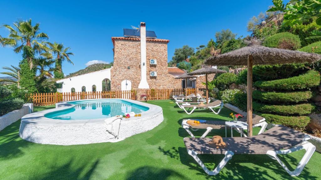 Basen w obiekcie Villa Gran Solano Colmenar by Ruralidays lub w pobliżu