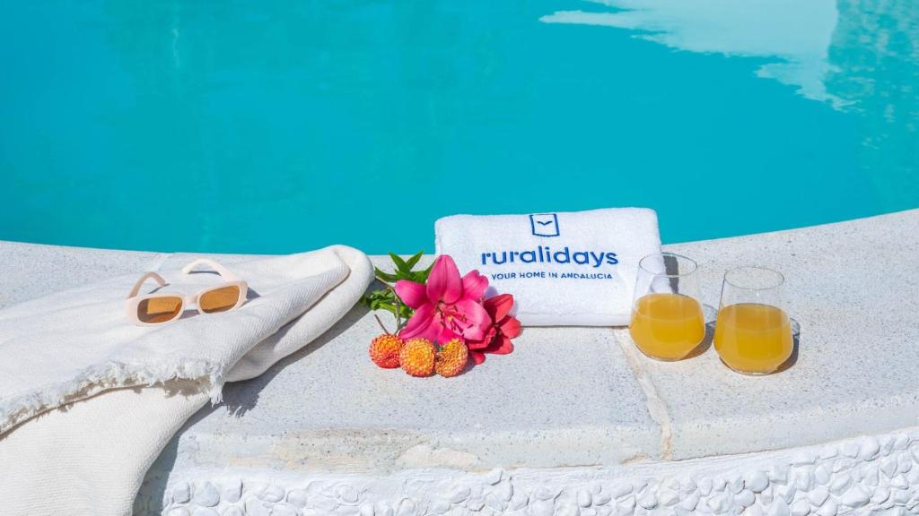 Basen w obiekcie Villa Gran Solano Colmenar by Ruralidays lub w pobliżu