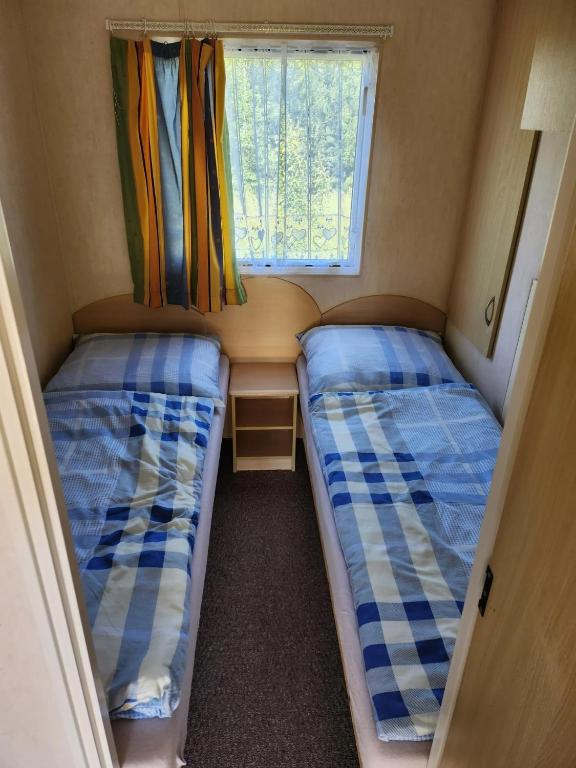 Postel nebo postele na pokoji v ubytování Mazury Kemp Jedwabno