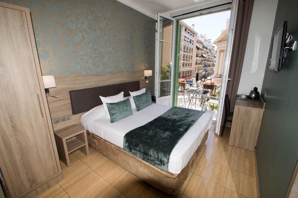 Postel nebo postele na pokoji v ubytování Hôtel Parisien