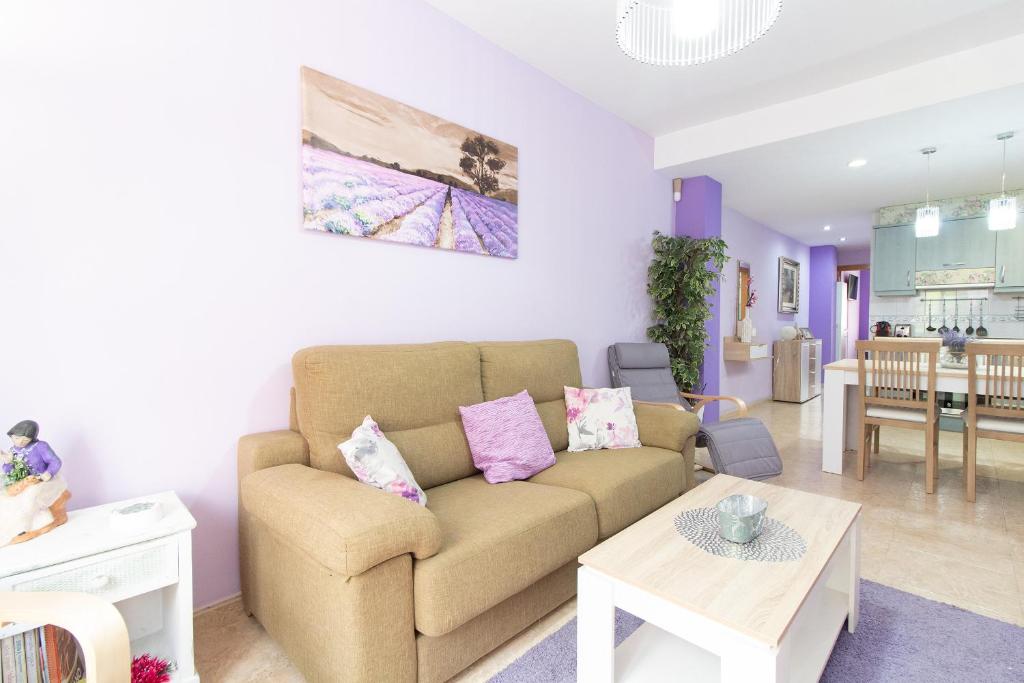 a living room with a couch and a table at Global Properties, Estudio para parejas en la playa del Puerto de Sagunto in Puerto de Sagunto