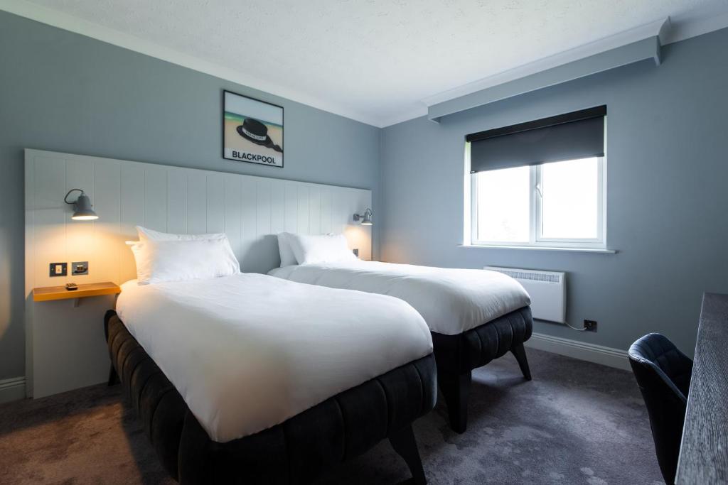 Postel nebo postele na pokoji v ubytování Village Hotel Blackpool