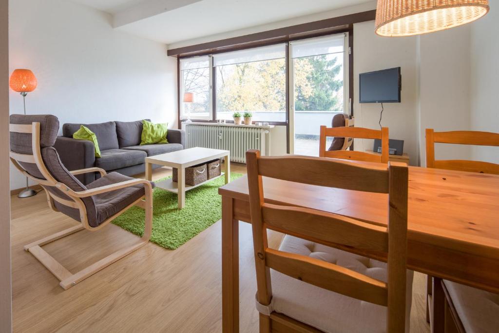 uma sala de estar com um sofá e uma mesa em König's Wohnung em Sankt Andreasberg