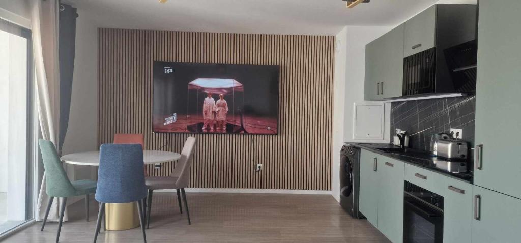 une cuisine avec une table, des chaises et un tableau dans l'établissement Bonapparte 402, à Blois