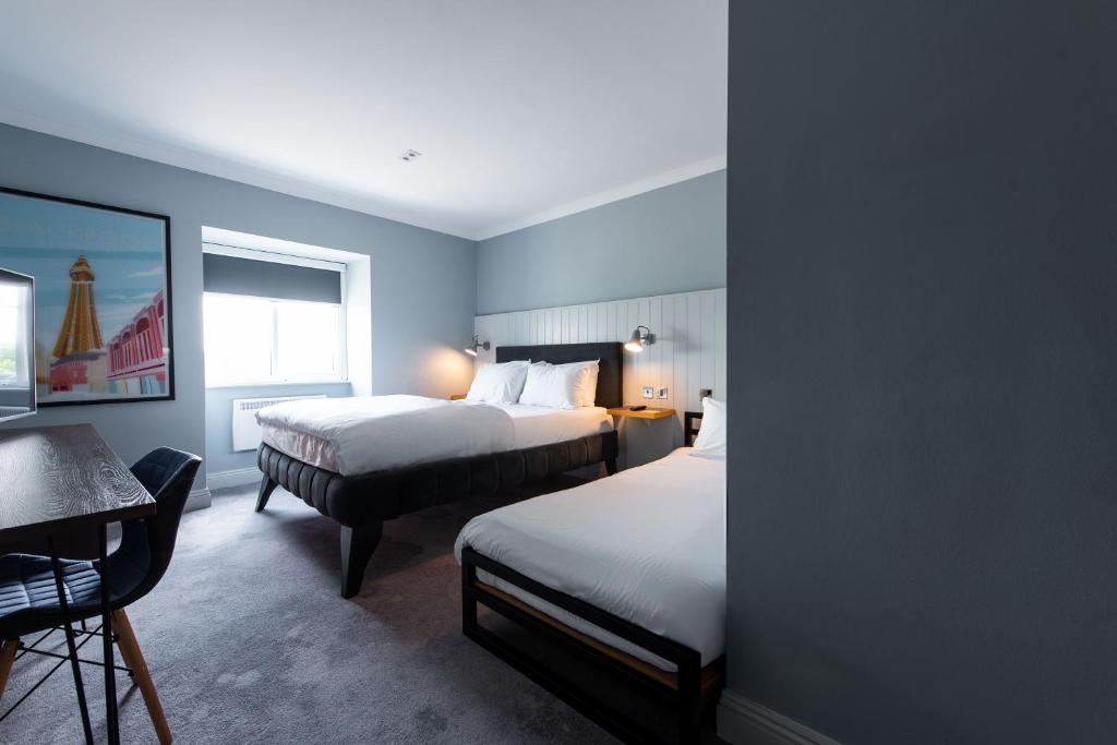 Postel nebo postele na pokoji v ubytování Village Hotel Blackpool