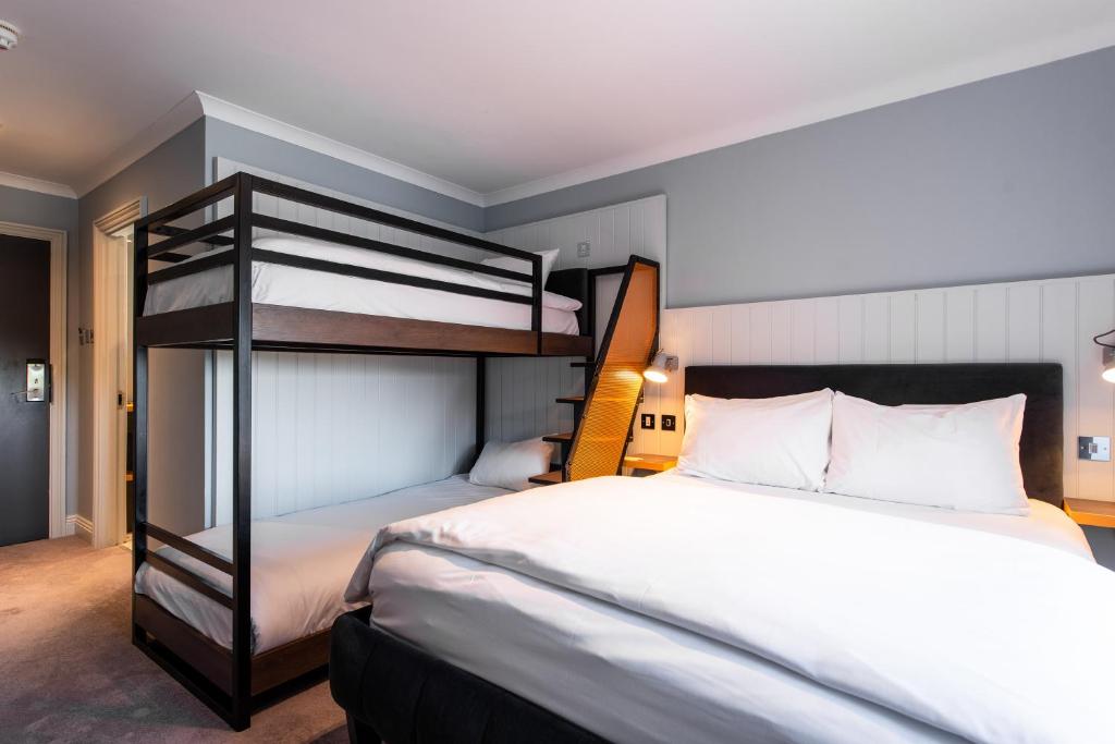 Postel nebo postele na pokoji v ubytování Village Hotel Blackpool