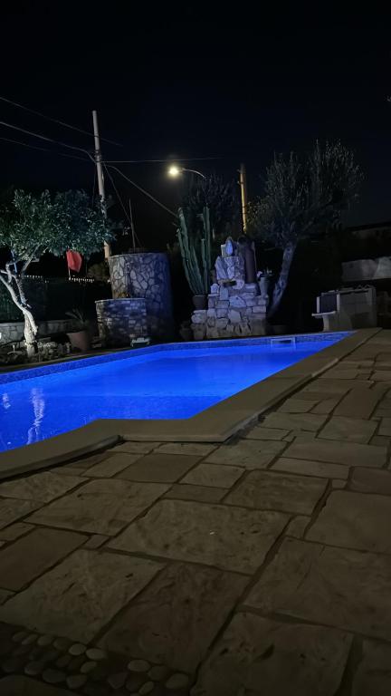 Bazén v ubytovaní Villa con piscina "Pumo" alebo v jeho blízkosti