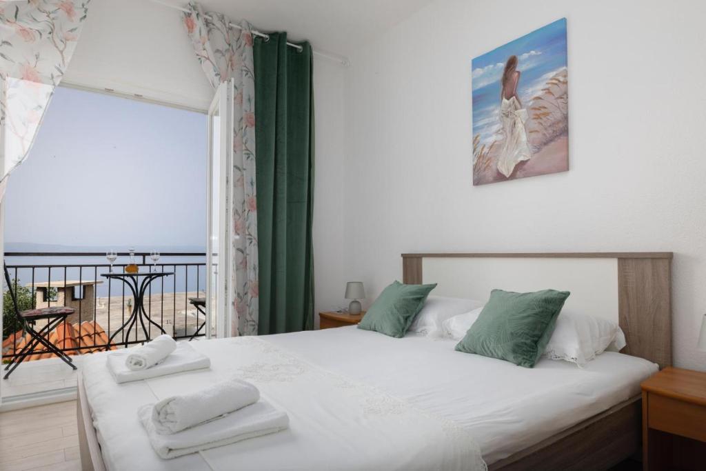 Ένα ή περισσότερα κρεβάτια σε δωμάτιο στο Apartmani IVO Živogošće