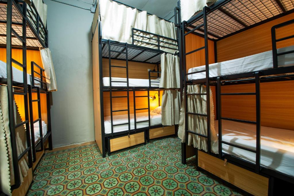 Palanda nebo palandy na pokoji v ubytování JEP Hostel