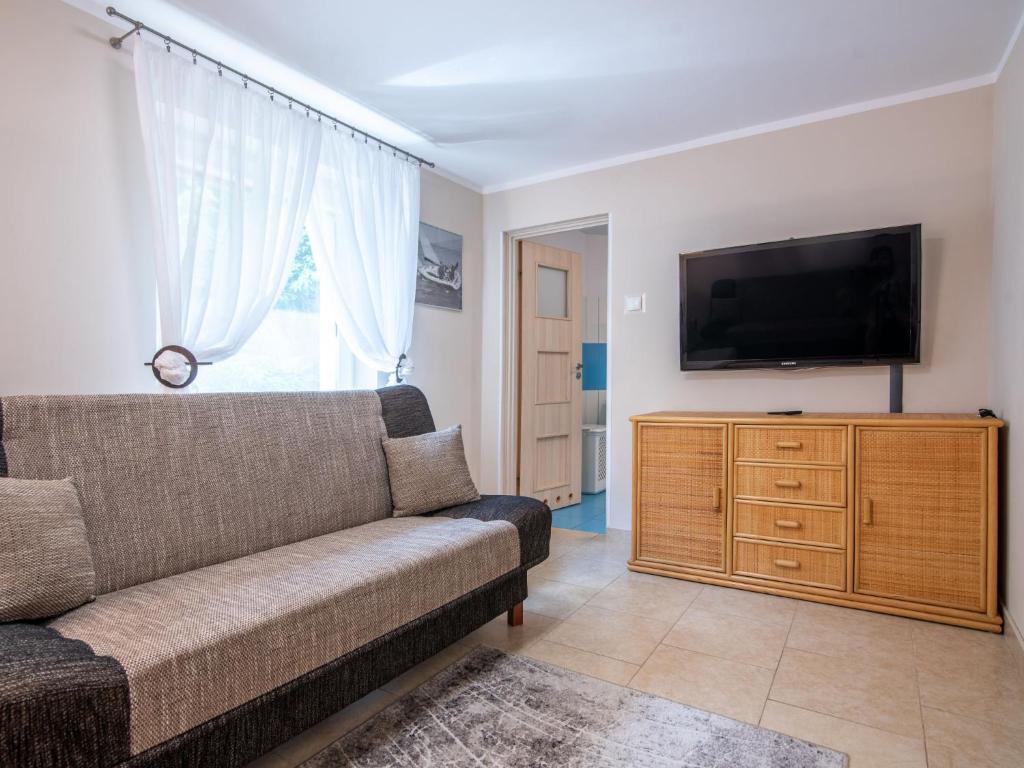 Televízia a/alebo spoločenská miestnosť v ubytovaní Holiday Home Mazurska Sielanka by Interhome