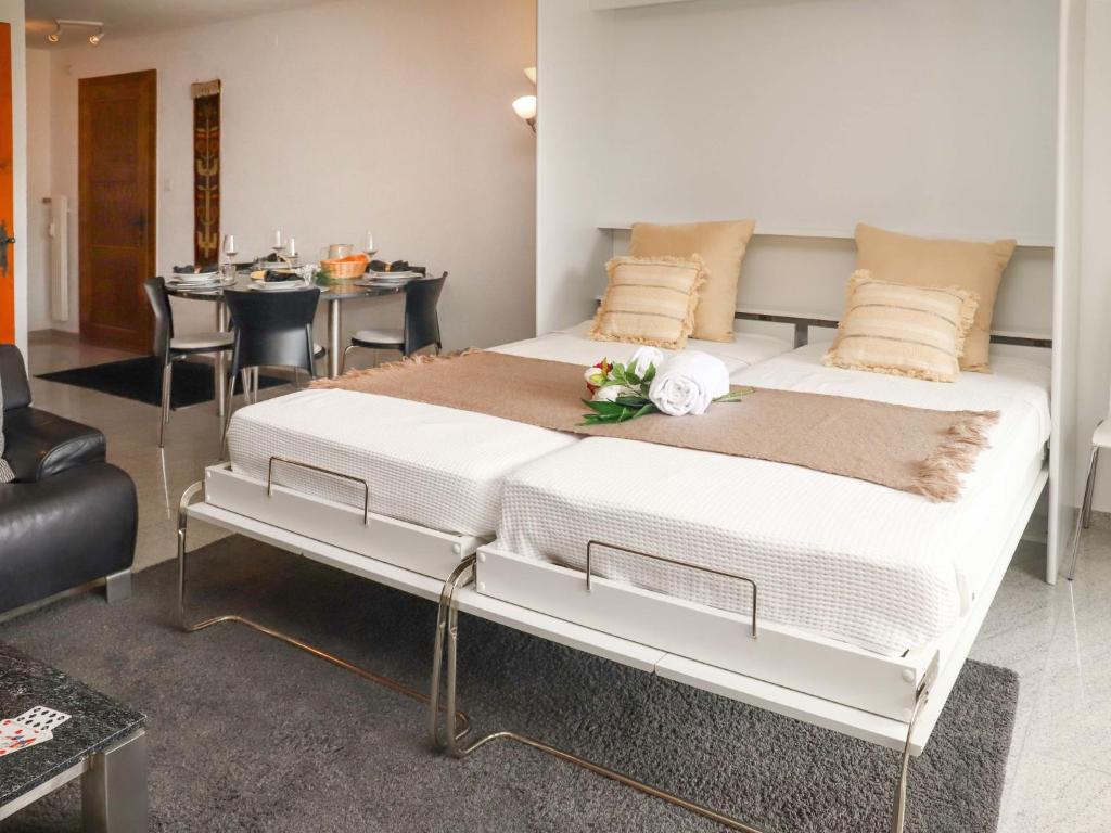 Postel nebo postele na pokoji v ubytování Apartment Vert Pré 2 by Interhome