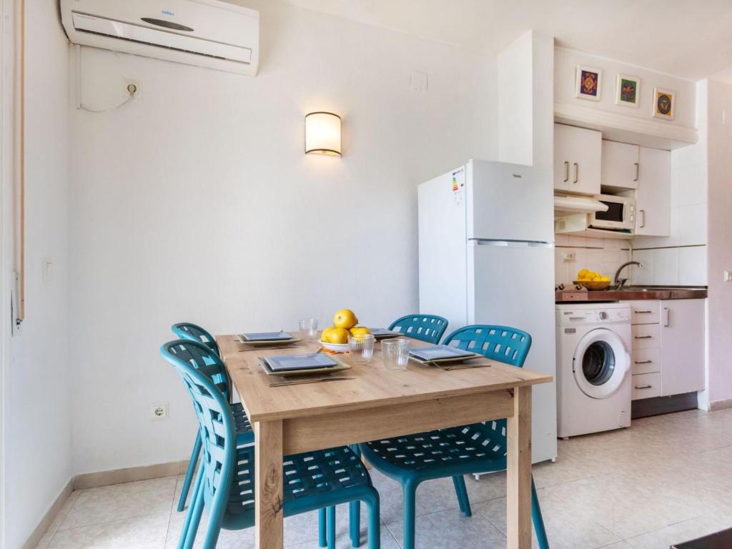 Kuchyňa alebo kuchynka v ubytovaní Studio Calafont 4 by Interhome