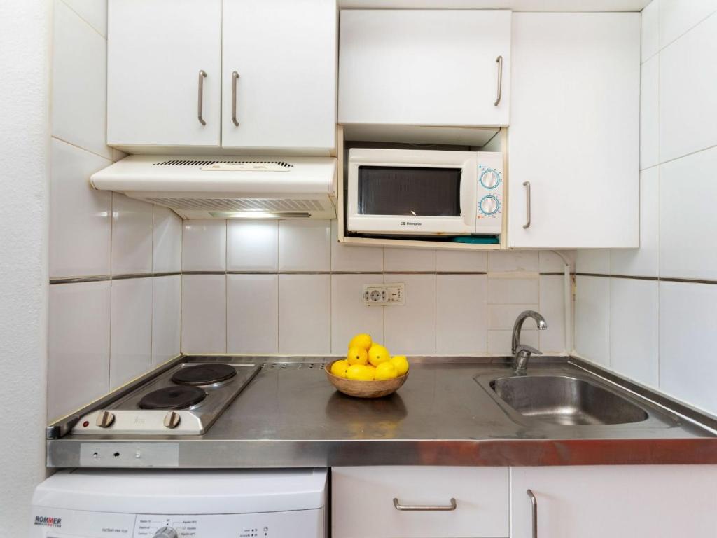 Kuchyňa alebo kuchynka v ubytovaní Studio Calafont 4 by Interhome