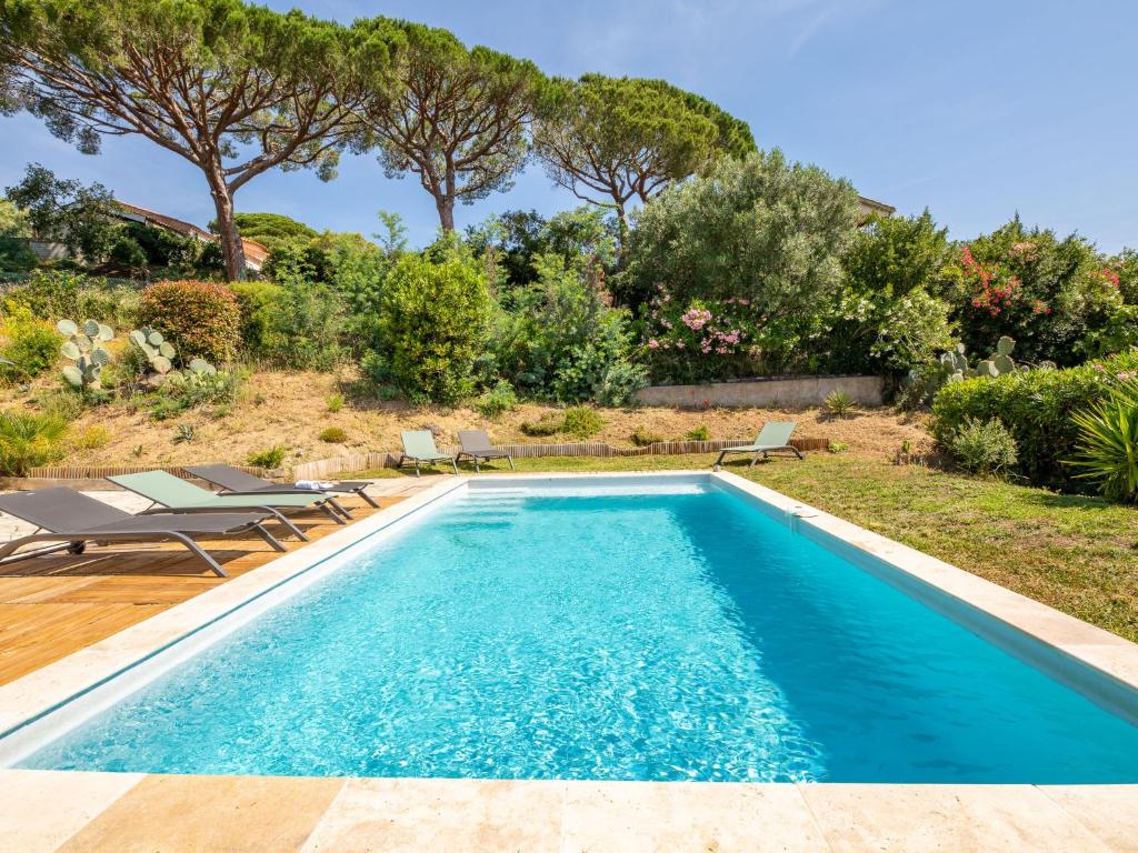 obraz basenu w domu w obiekcie Holiday Home Villa Rigaou n-4 by Interhome w miejscowości Sainte-Maxime