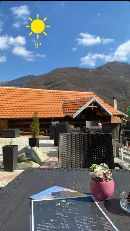 Pogled na planinu ili pogled na planinu iz hotela