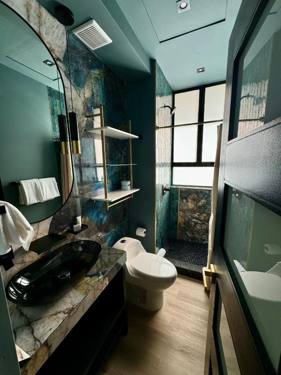 Koupelna v ubytování Metro Art Hotel