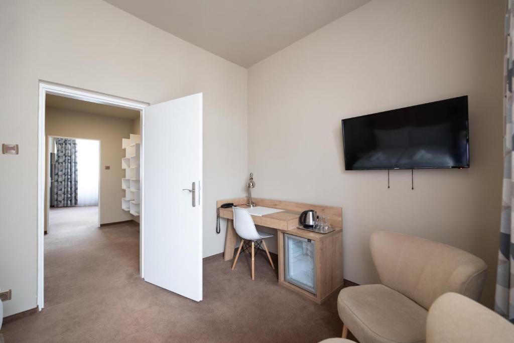 Televízia a/alebo spoločenská miestnosť v ubytovaní Hotel Liberec