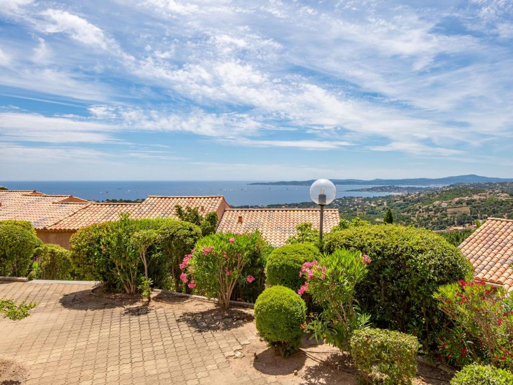 Elle offre une vue sur un jardin agrémenté de buissons et de fleurs. dans l'établissement Apartment Résidence Bellevue-1 by Interhome, à Roquebrune-sur Argens