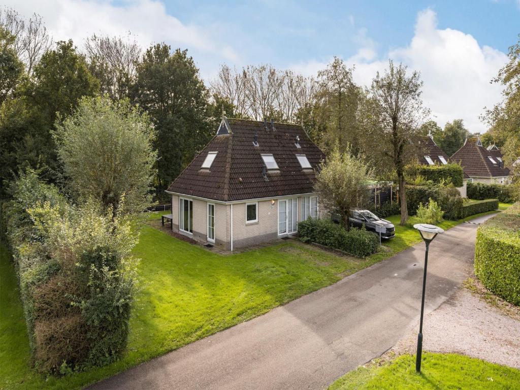 an aerial view of a house with a driveway at Holiday Home Bungalowpark It Wiid by Interhome in Eernewoude