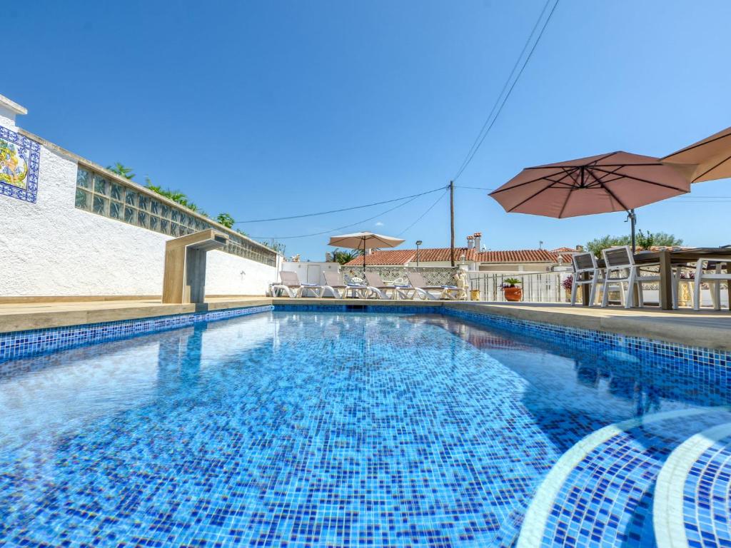 Bazén v ubytovaní Holiday Home Roanne by Interhome alebo v jeho blízkosti