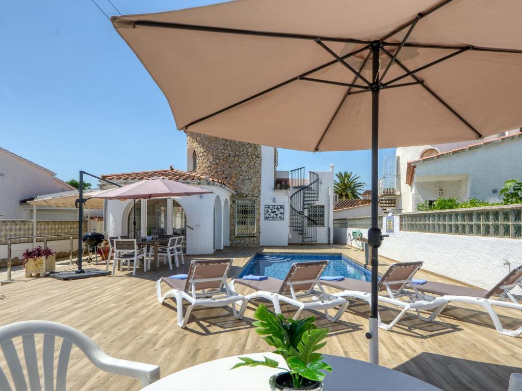 Bazén v ubytovaní Holiday Home Roanne by Interhome alebo v jeho blízkosti