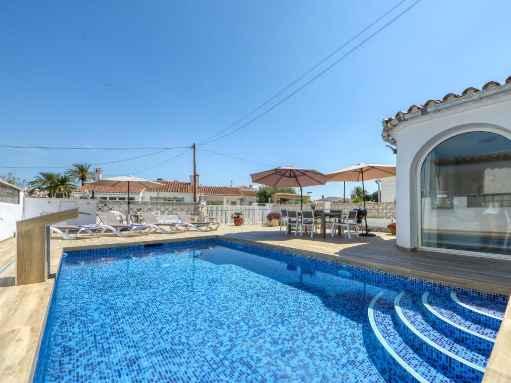 Bazén v ubytovaní Holiday Home Roanne by Interhome alebo v jeho blízkosti