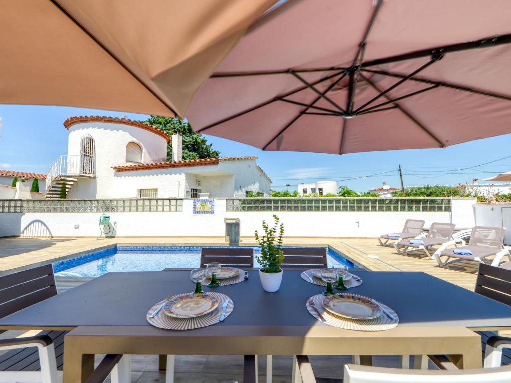 Bazén v ubytovaní Holiday Home Roanne by Interhome alebo v jeho blízkosti