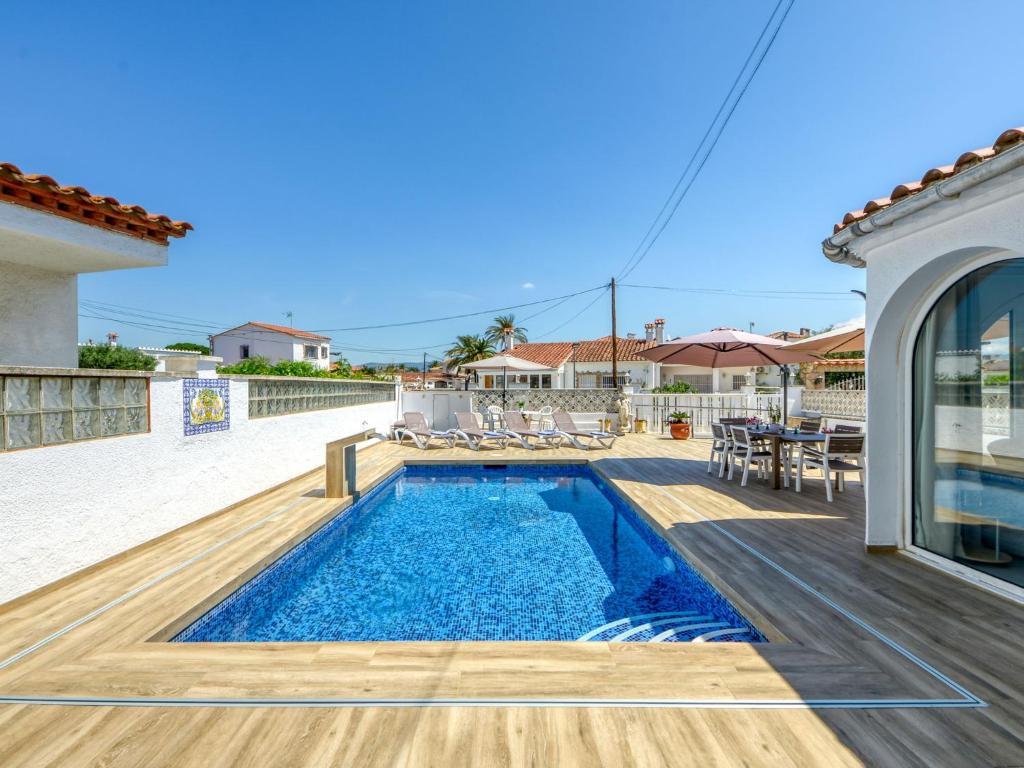 Bazén v ubytovaní Holiday Home Roanne by Interhome alebo v jeho blízkosti