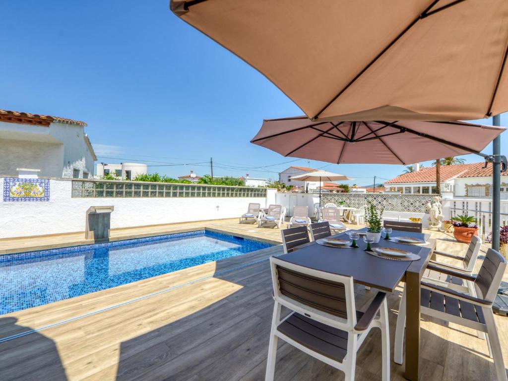 Bazén v ubytovaní Holiday Home Roanne by Interhome alebo v jeho blízkosti