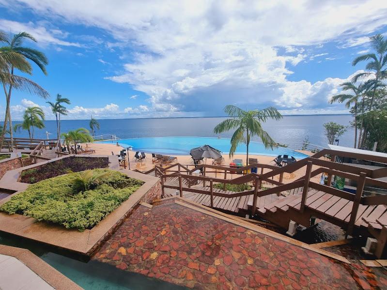 een resort met uitzicht op het strand en de oceaan bij Tropical Executive Flat Vista da Orla in Manaus