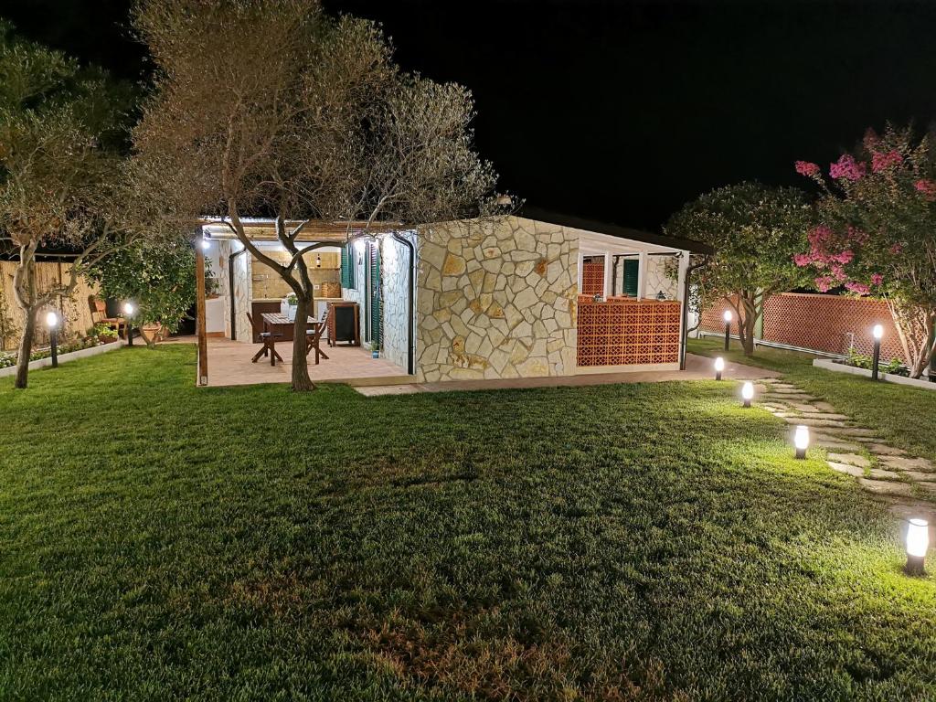 una casa con luci sul prato di notte di Argentario Cottage a Giannella
