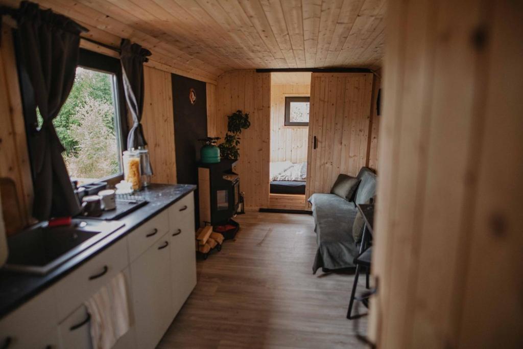 Posezení v ubytování Kouzelná maringotka nad rybníkem