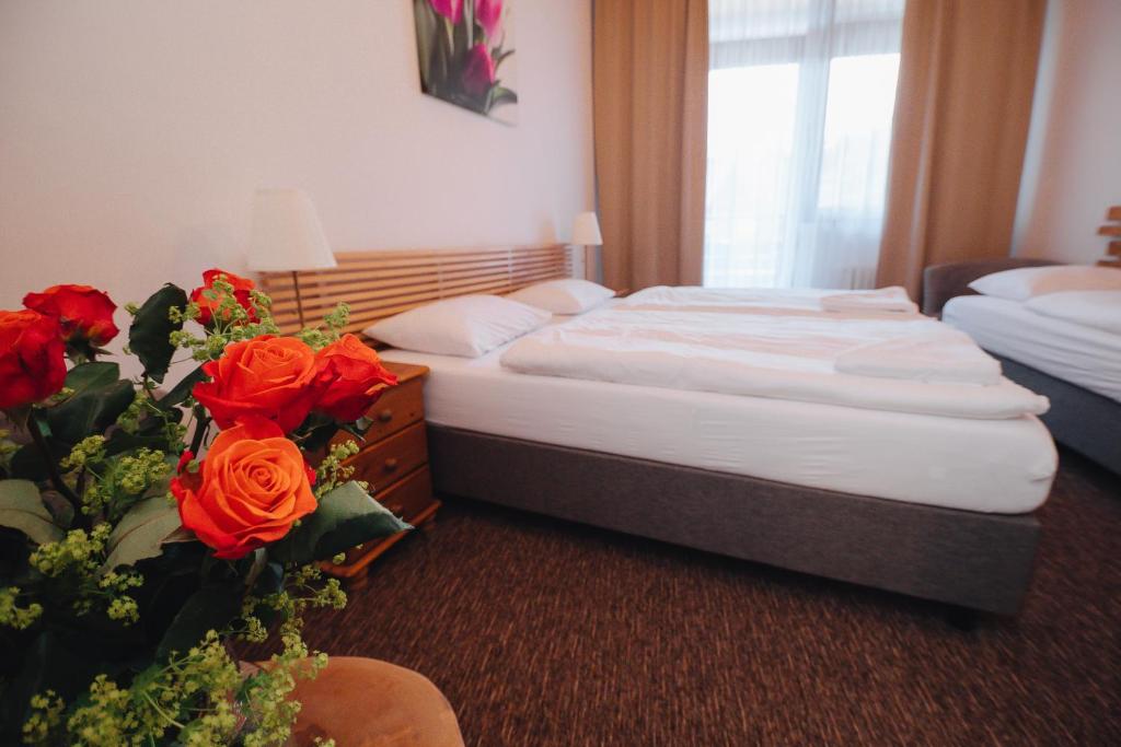 Postel nebo postele na pokoji v ubytování Pension Mona