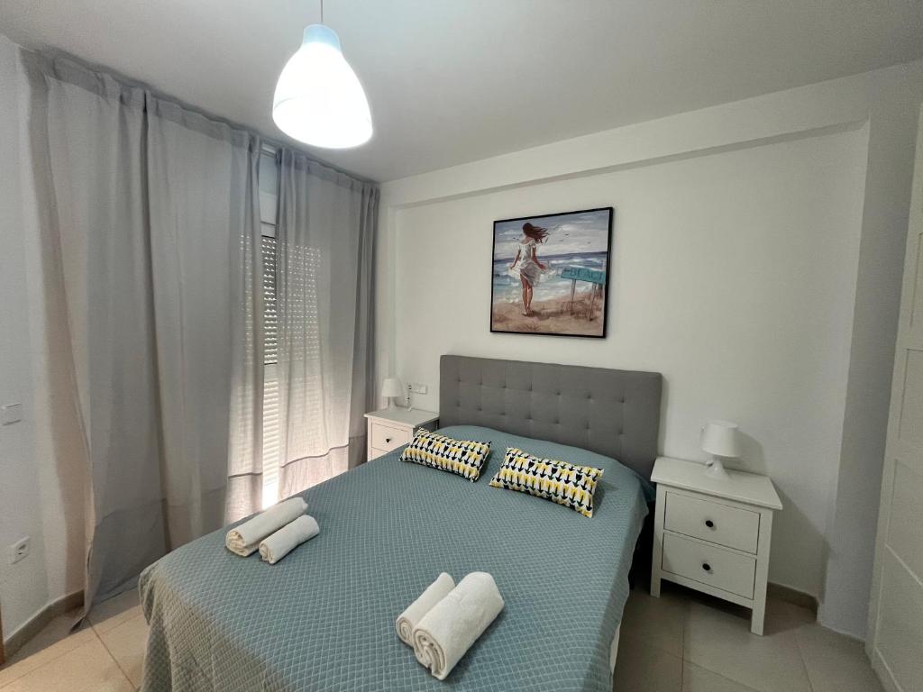 Giường trong phòng chung tại Apartamento Mar del Sur Vera Playa- jacuzzi privado todo el año