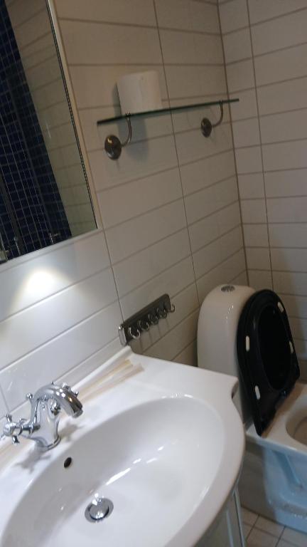 Koupelna v ubytování Stenrös Smögen Centralt, stora rum
