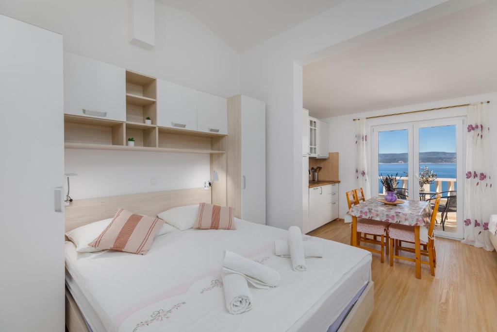 Postel nebo postele na pokoji v ubytování Apartments Ljiljana